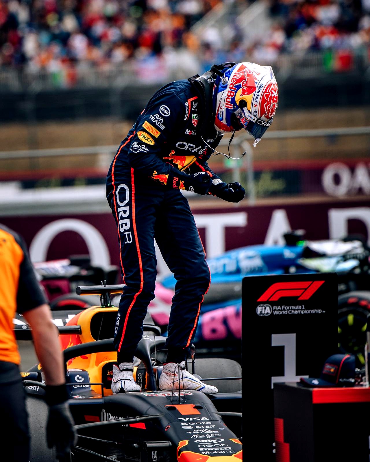 红牛车队鏖战梅赛德斯，皮亚斯特里高光表现